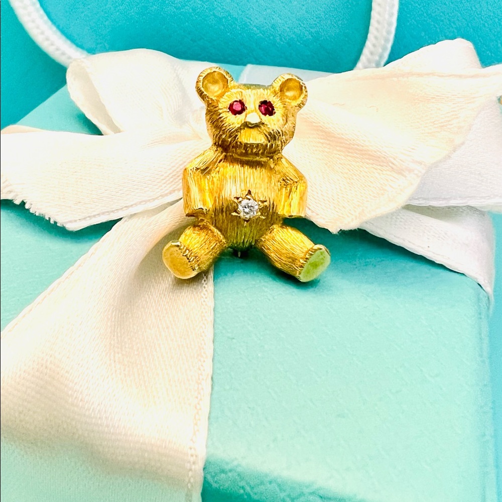 ❌❌SOLD ❌❌♥️ 18K Yellow Gold Diamond Ruby Teddy Bear Brooch Pin ♥️
Diamond Ruby - Picture 5 of 9